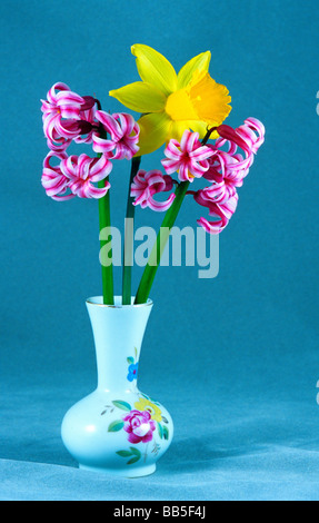 Vase mit Blumen, botanische friedliche Flora Blumenkunst künstlerische Komposition Stilleben Tisch Anordnung Blumen ausgeschnitten Stockfoto