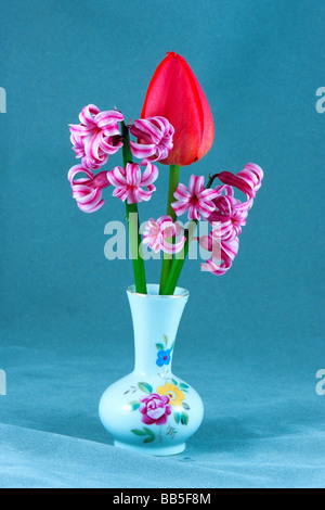 Rote Tulpen und Hyazinthen in Vase, botanische friedliche Flora Blumen künstlerische Komposition Stillleben Tabelle Anordnung Lavendel Stockfoto