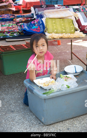 Chiang Mai Markt Stall Kind isst Mittagessen auf ihrem Stand in Chiang Mai Thailand Stockfoto