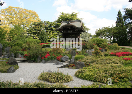 Der japanische Garten mit dem Chokushi-Mon im Hintergrund, Kew gardens Stockfoto