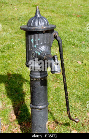 Dorf-Pumpe, Kingham, Oxfordshire Stockfoto