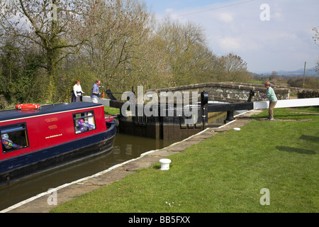 Öffnen eines Schlosses am Leeds & Liverpool-Kanal Stockfoto