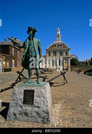 Moderne Bronze-Statue von George Vancouver auf dem gepflasterten Hof des alten Zollhaus am Kings Lynn Wasser Stockfoto