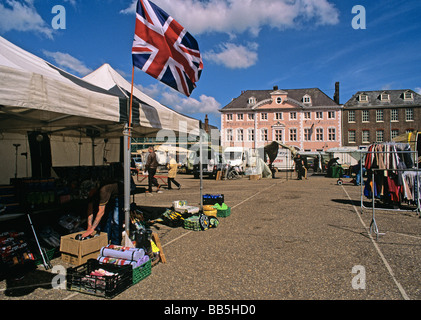 Stall am Dienstag Markt vor dem Dukes Head Hotel im Zentrum von Kings Lynn West Norfolk Stockfoto