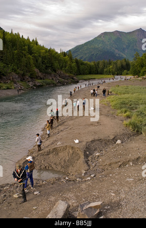 Dutzende von Menschen Fischen Bird Creek südlich von Anchorage in Alaska während zum Lachsfischen Saisonende. © Craig M. Eisenberg Stockfoto