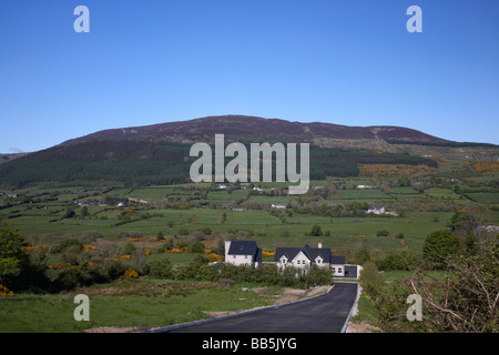 brandneue Neubau großes Haus in Landschaft unter Slieve Gullion Mountain in den Ring der Gullion South County armagh Stockfoto