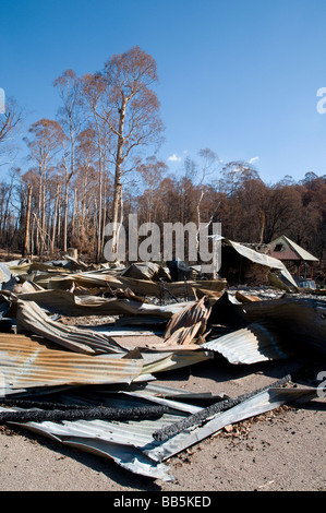 Die Reste eines Hauses und Verwüstung hinterlassen nach einem Buschfeuer Stockfoto