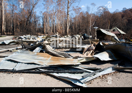 Die Reste eines Hauses und Verwüstung hinterlassen nach einem Buschfeuer Stockfoto