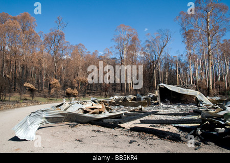 Die Reste eines Hauses und Verwüstung hinterlassen nach einem Buschfeuer Stockfoto