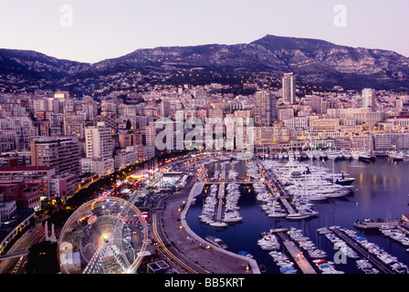 Übersicht über die Monaco Marina und Vergnügungspark in der Nacht Stockfoto