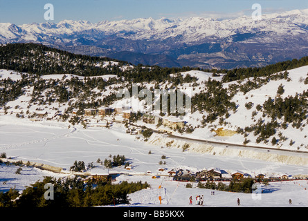 Die Skistation von Greoliere Les Neiges ist nur 30 Meilen von der Küste entfernt. Stockfoto