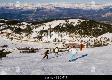 Die Skistation von Greoliere Les Neiges ist nur 30 Meilen von der Küste entfernt. Stockfoto