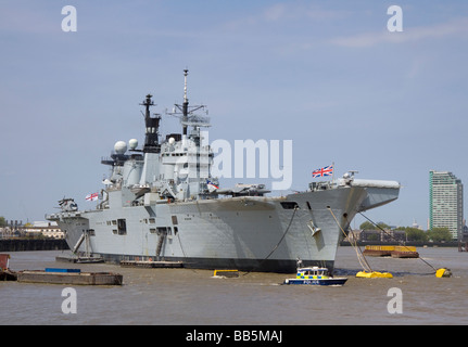 HMS Illustrious R06 eine unbesiegbare Klasse licht Flugzeugträger der Royal Navy günstig in der Themse in der Nähe von Greenwich. Stockfoto