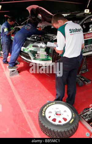 Mechanik rund um Ford Focus auf der sardischen World Rally Championship Stockfoto