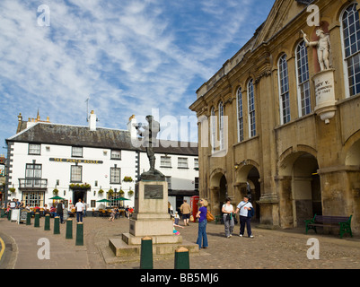 RATHAUS MIT STATUE VON CHARLES ROLLS UND HENRY V MONMOUTH GWENT Stockfoto