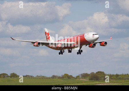 AirAsia X Airbus A340-313 X Flugzeug Landung am Flughafen London Stansted. Stockfoto