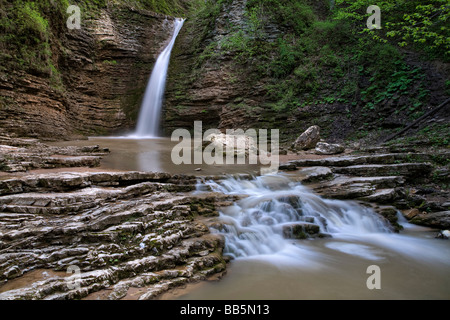 kleine Kaskade von Wasserfällen auf einem Bergfluss Stockfoto
