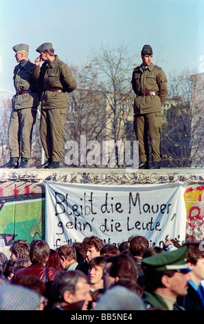 NVA Soldaten auf der Berliner Mauer im Jahr 1989, Berlin, Deutschland Stockfoto