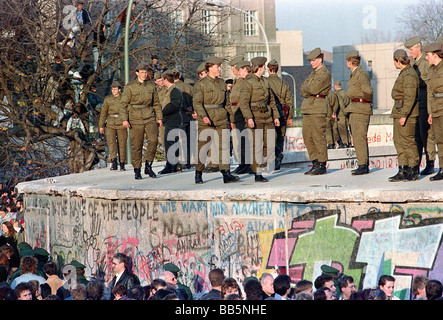 NVA Soldaten auf der Berliner Mauer im Jahr 1989, Berlin, Deutschland Stockfoto