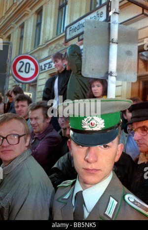 NVA-Soldaten und Zivilisten am Grenzübergang Checkpoint Charlie im Jahr 1989, Berlin, Deutschland Stockfoto