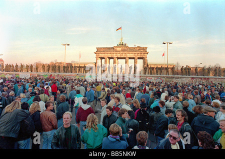 Menschenmassen vor der Berliner Mauer und Brandenburger Tor im Jahr 1989, Berlin, Deutschland Stockfoto