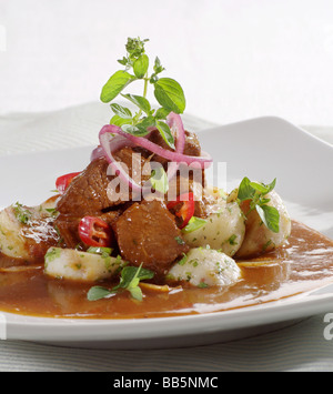 Fleischeintopf mit Kartoffelknödel Stockfoto