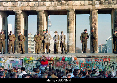 NVA Soldaten auf der Berliner Mauer im Jahr 1989, Berlin, Deutschland Stockfoto