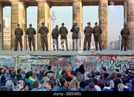 Menschenmassen vor der Berliner Mauer und Brandenburger Tor im Jahr 1989, Berlin, Deutschland Stockfoto