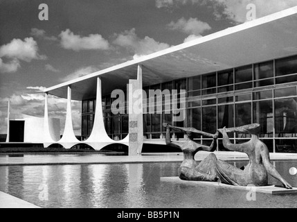 Geographie/Reise, Brasilien, Städte, Brasilia, Residenz des Präsidenten, Palast der Dämmerung (Palacio da Alvorada), erbaut 1958, von Oscar Niemeyer, (1907 - 2012), Außenansicht, mit Bronze-Schultpuren, von Alfredo Ceschiatti, (1918-1989), 1960er Jahre, Stadt, Architektur, Avantgarde, Vorhut, Brunnen, UNESCO, Weltnaturerbe, SOAM, Skulpturen, Frauen, Skulpturen Stockfoto