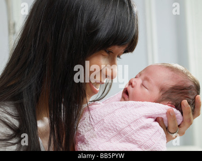 Mischlinge Mutter kuscheln neugeborenes baby Stockfoto