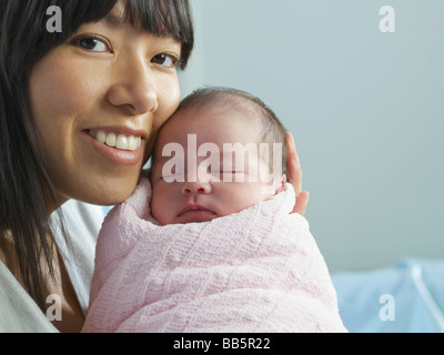 Mischlinge Mutter kuscheln neugeborenes baby Stockfoto