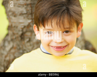 Zahnlose Hispanic junge lächelnd Stockfoto