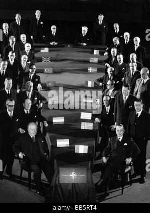 Politik, NATO, Hauptsitz, Palais de Chaillot, Paris, Gruppenbild der Delegation, Ende der 1950er Jahre, Stockfoto
