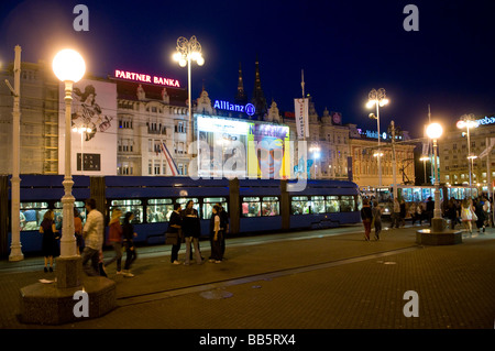 Straßenbahnen fahren durch den Platz Trg Josip Jelacica in Zagreb Kroatien Stockfoto