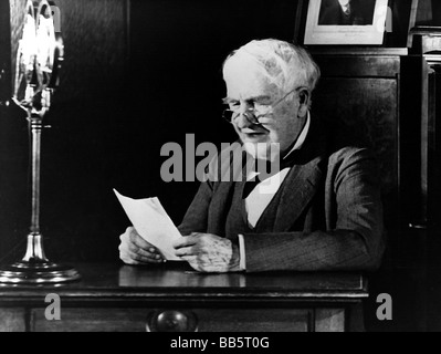 Edison, Thomas Alva, 11.2.1847 - 18.10.1931, amerikanischer Erfinder, Ingenieur, halbe Länge, während der NBC-Radiosendung, 1928, Stockfoto