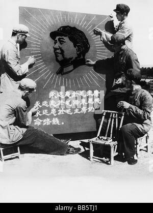 Geographie / Reisen, China, Politik, Propaganda, chinesische Militärpiloten machen eine Stickerei mit einem Bild von Mao Zedong, 1968 Stockfoto