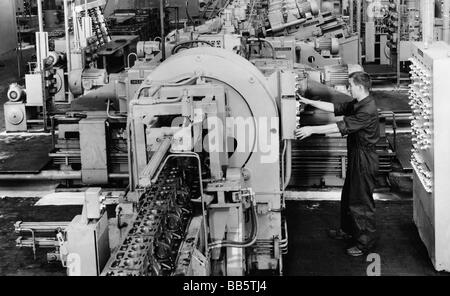 Industrie, Fahrzeugindustrie, Montagelinie im Opel-Werk II, Dortmund, 1962, Stockfoto
