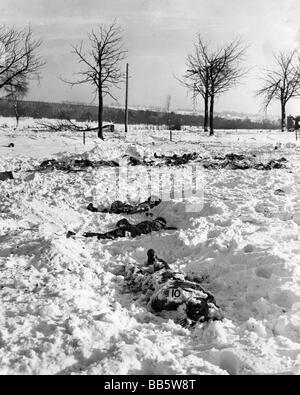 Ereignisse, Zweiter Weltkrieg/zweiter Weltkrieg, Kriegsverbrechen, Malmedy-Massaker 17.12.1944, markierte Korpes amerikanischer Soldaten, die von der Waffen-SS-Task Force "Peiper", 1. SS-Panzer-Division "Leibstandarte Adolf Hitler" erschossen wurden, Stockfoto