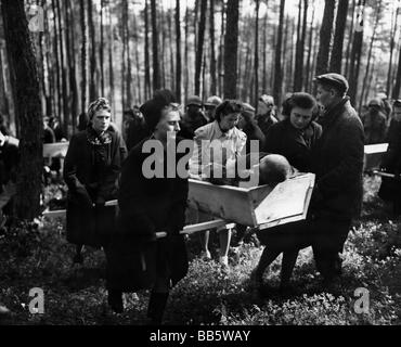 Nationalsozialismus / Nationalsozialismus, Verbrechen, Konzentrationslager, Flossenburg, Frauen aus Neunburg, die Leichen in der Vorruhe bergen, 29.4.1945, Stockfoto