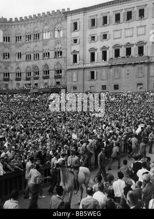 Geographie/Reise, Italien, Tradition, Palio di Siena, Menschenmenge auf der Piazza del Campo, 1950er Jahre, Stockfoto