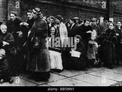Ereignisse, Weltwirtschaftskrise 1929 - 1933, Warteschlange außerhalb eines Schlachthofes, Berlin, Deutschland, 1931, historisch, historisch, 20. Jahrhundert, 1930er, 30er Jahre, Europa, Elend, Armut, Weimarische Republik, Hunger, Deutsches Reich, Krise, Menschen, Frauen, Hungersnot, Pauperismus, Stockfoto