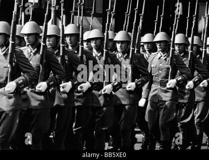 Militär, Ostdeutschland, Nationale Volksarmee, Landstreitkräfte, Soldaten des 1st Guards Regiment "Friedrich Engels", Parade, Ostberlin, 1970, Stockfoto