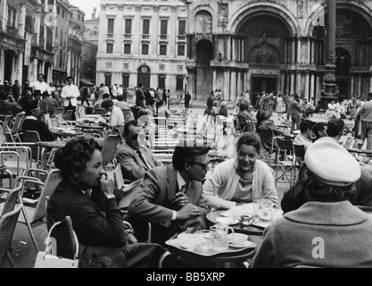 Schneider, Romy, 23.9.1938 - 29.5.1982, deutsche Schauspielerin, halbe Länge, mit ihrer Mutter Magda, Karlheinz Böhm, sitzt im Straßencafé, Markusplatz, Venedig, Mitte der 1950er Jahre, Stockfoto