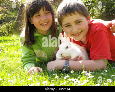 Zwei Kinder mit einem Kaninchen junge Mädchen Stockfoto