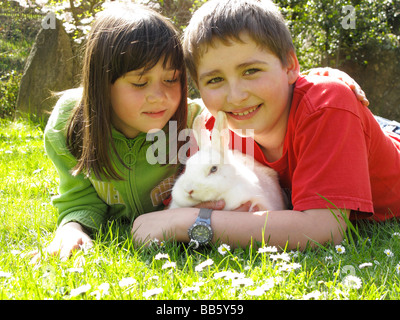 Zwei Kinder mit einem Kaninchen junge Mädchen Stockfoto