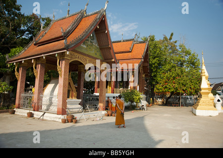 Mönche gehen über ihre täglichen Aufgaben des Tempels, die Reinigung und Wartung in ihrer buddhistischen Tempel Luang Prabang Laos Stockfoto