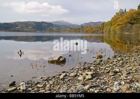 Herbstfarben in die Trossachs Loch Ard auf der Suche nach Ben Lomond Perthshire Schottland November 2008 Stockfoto