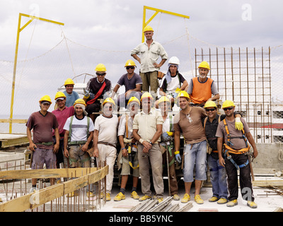 Hispanische Arbeiter auf der Baustelle stehen Stockfoto