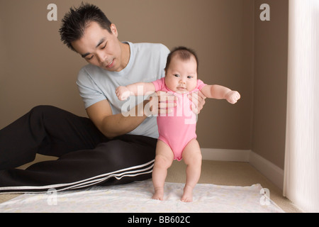 Chinesischen Vaters Tochter laufen zu lernen hilft Stockfoto
