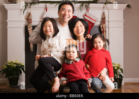 Asiatischen Familie für Weihnachten Foto posieren Stockfoto